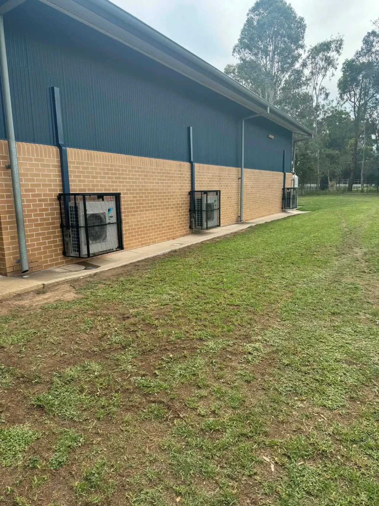Split system air conditioner wall mounted